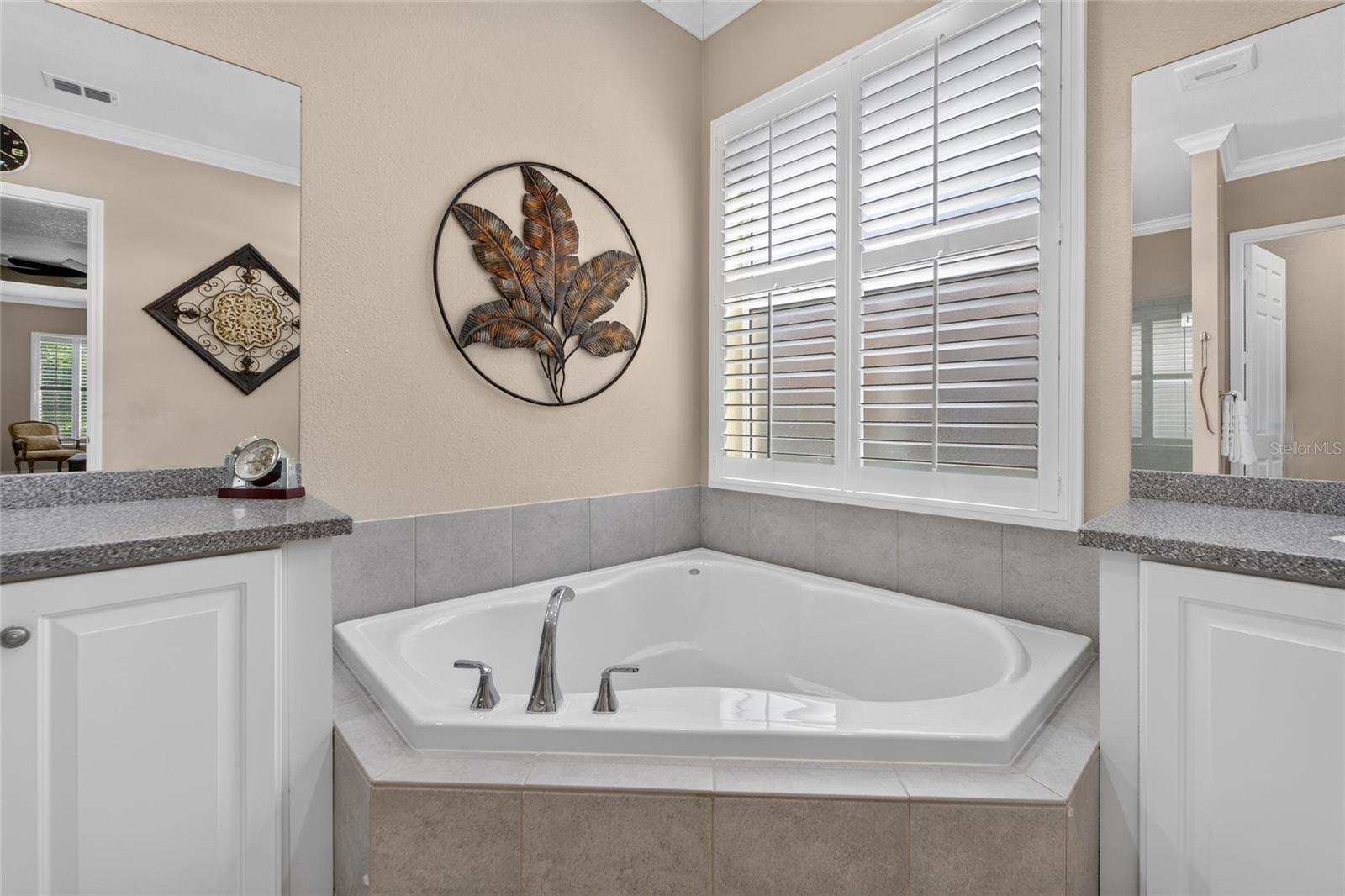 Primary En-suite Bathroom w/Garden Tub