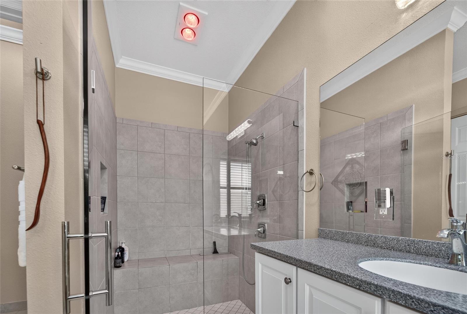 En-suite Bath 2
