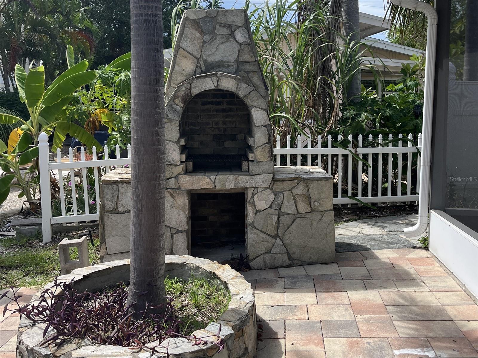Outdoor stone pizza oven
