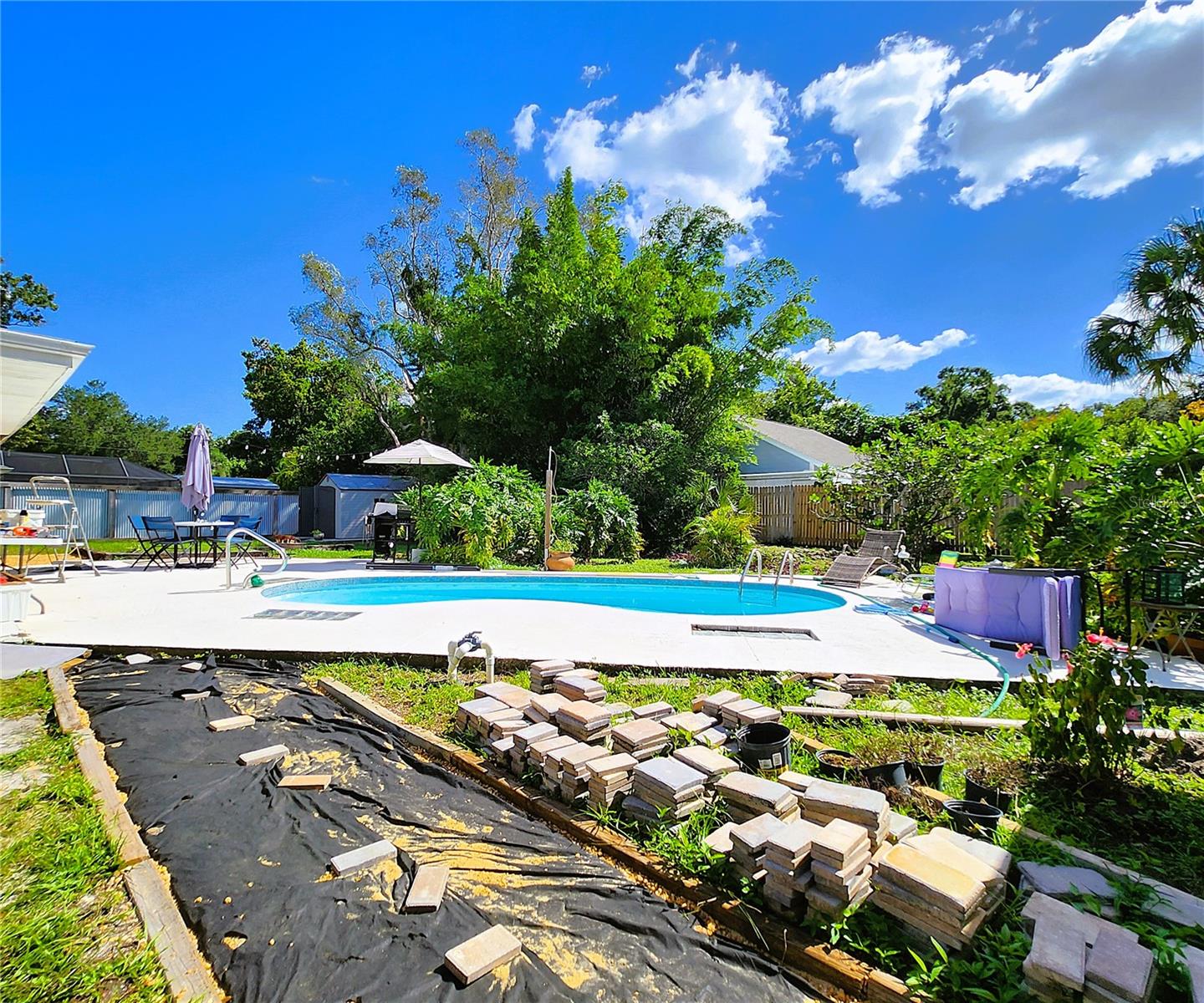 4711 26th Ave W Bradenton FL 34209: SFH, FLOOD ZONE X! NO HOA, LOT: 102W x 135D, Fully Fenced-in, 3/2, 1656sf, POOL, Propane Gas Fireplace and Water Heater, City Utilities, New Long-Lasting Rubber Mulch