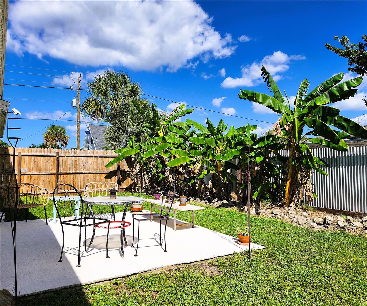 4711 26th Ave W Bradenton FL 34209: SFH, FLOOD ZONE X! NO HOA, LOT: 102W x 135D, Fully Fenced-in, 3/2, 1656sf, POOL, Propane Gas Fireplace and Water Heater, City Utilities, New Long-Lasting Rubber Mulch