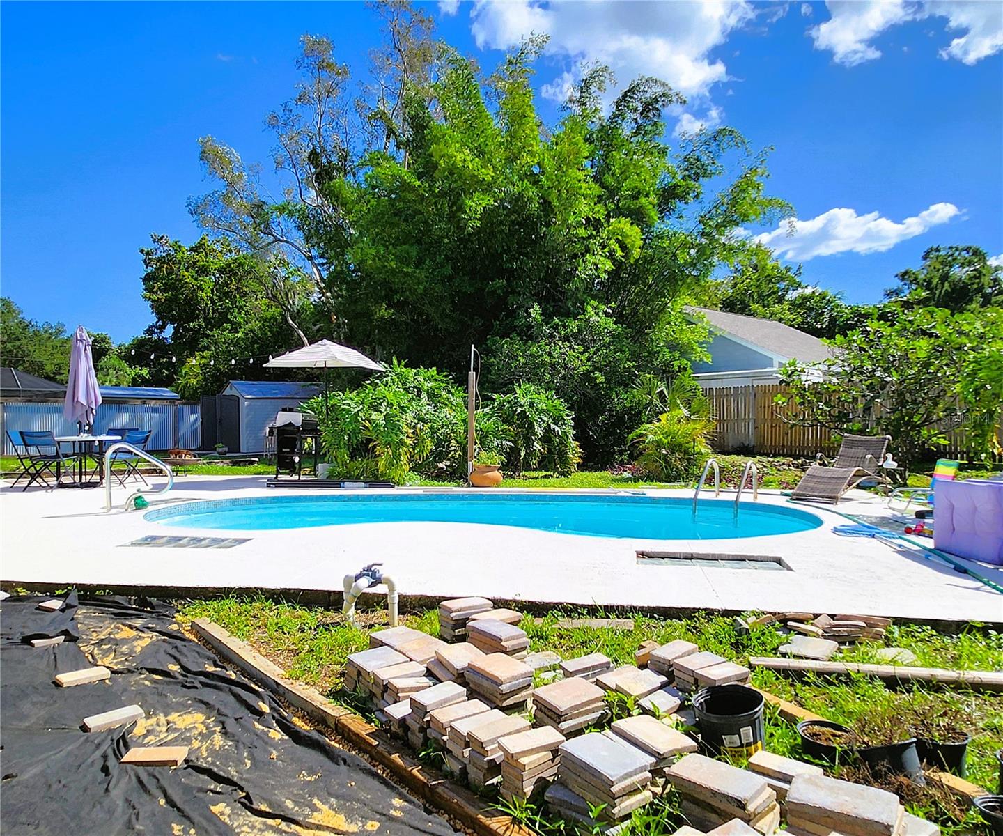4711 26th Ave W Bradenton FL 34209: SFH, FLOOD ZONE X! NO HOA, LOT: 102W x 135D, Fully Fenced-in, 3/2, 1656sf, POOL, Propane Gas Fireplace and Water Heater, City Utilities, New Long-Lasting Rubber Mulch