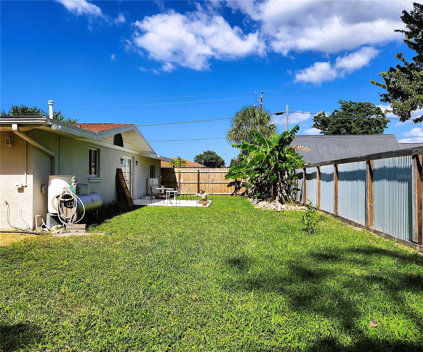 4711 26th Ave W Bradenton FL 34209: SFH, FLOOD ZONE X! NO HOA, LOT: 102W x 135D, Fully Fenced-in, 3/2, 1656sf, POOL, Propane Gas Fireplace and Water Heater, City Utilities, New Long-Lasting Rubber Mulch