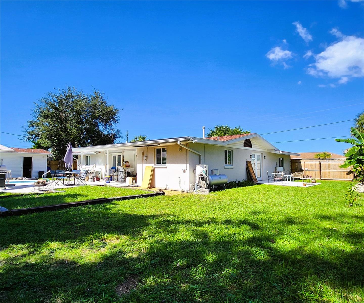 4711 26th Ave W Bradenton FL 34209: SFH, FLOOD ZONE X! NO HOA, LOT: 102W x 135D, Fully Fenced-in, 3/2, 1656sf, POOL, Propane Gas Fireplace and Water Heater, City Utilities, New Long-Lasting Rubber Mulch