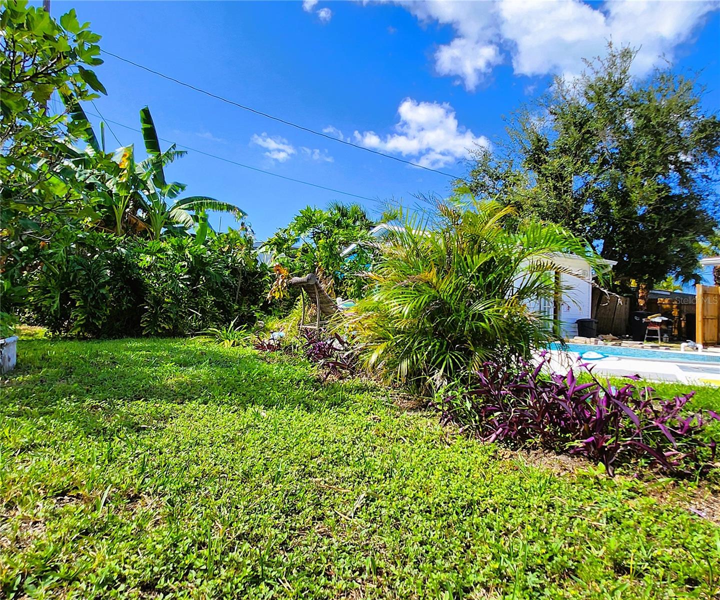 4711 26th Ave W Bradenton FL 34209: SFH, FLOOD ZONE X! NO HOA, LOT: 102W x 135D, Fully Fenced-in, 3/2, 1656sf, POOL, Propane Gas Fireplace and Water Heater, City Utilities, New Long-Lasting Rubber Mulch