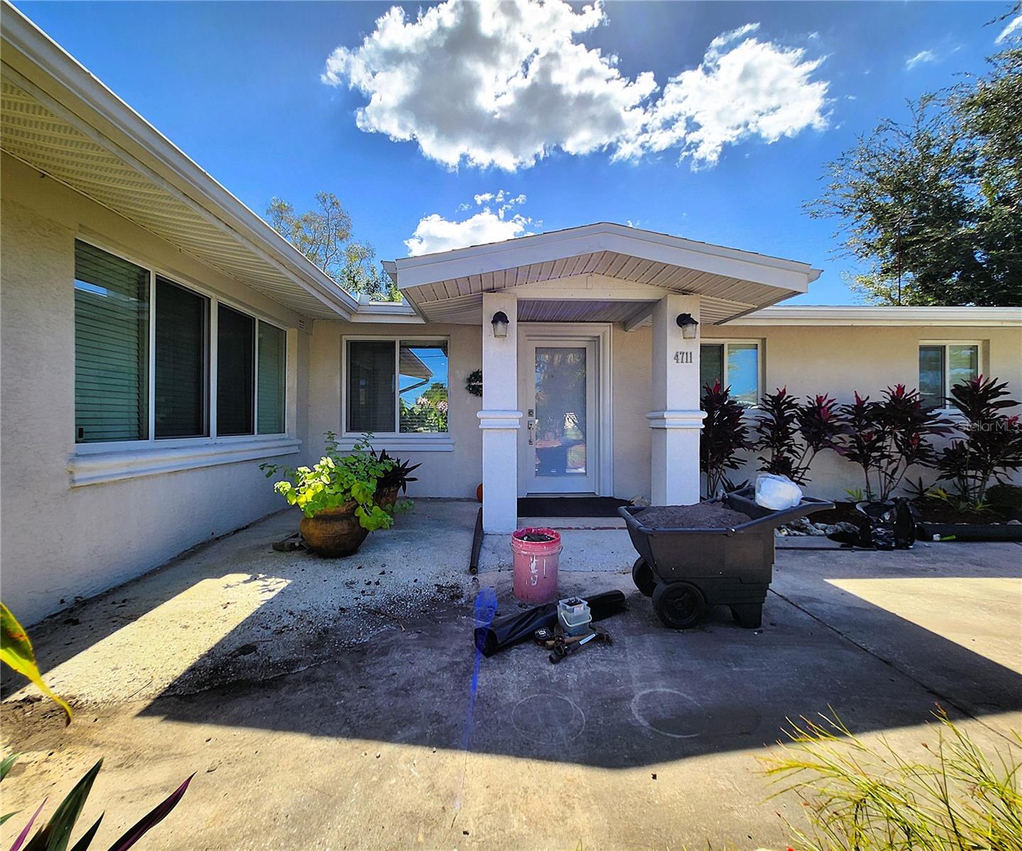 4711 26th Ave W Bradenton FL 34209: OVERHANGS at least 24"