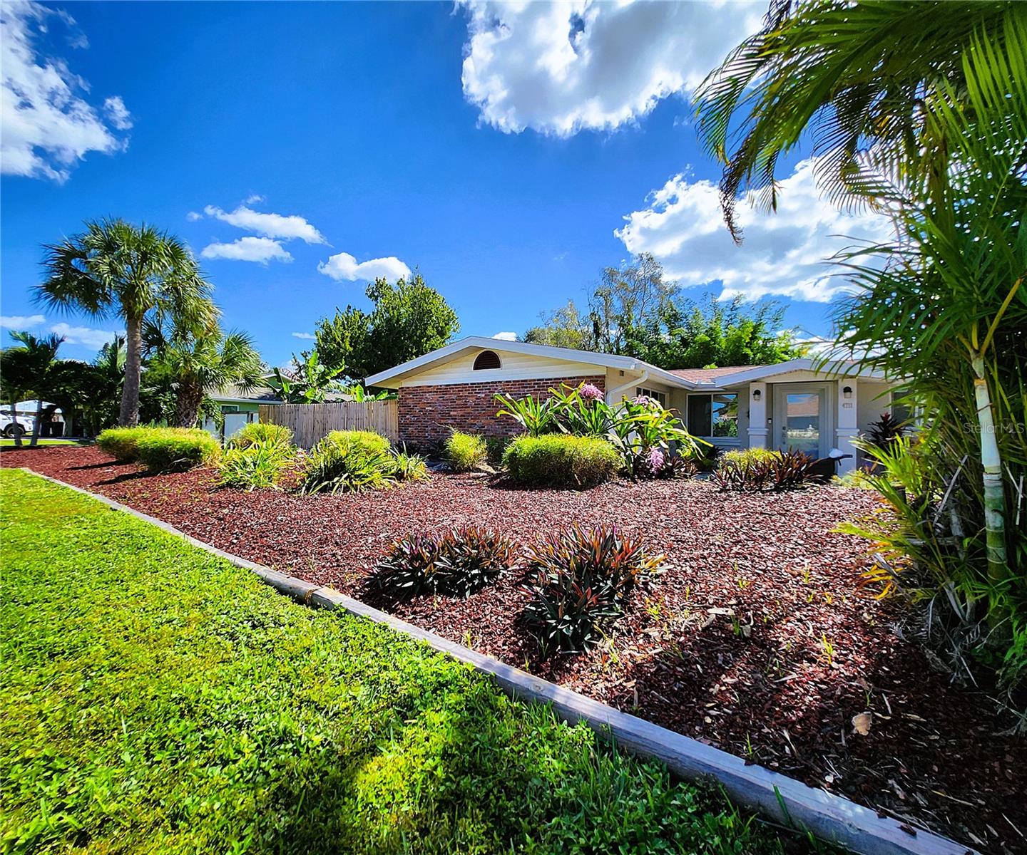 4711 26th Ave W Bradenton FL 34209: SFH, FLOOD ZONE X! NO HOA, LOT: 102W x 135D, Fully Fenced-in, 3/2, 1656sf, POOL, Propane Gas Fireplace and Water Heater, City Utilities, New Long-Lasting Rubber Mulch 4711 26th Ave W Bradenton FL 34209: SFH, FLOOD ZONE X! NO HOA, LOT: 102W x 135D, Fully Fenced-in, 3/2, 1656sf, POOL, Propane Gas Fireplace and Water Heater, City Utilities, New Long-Lasting Rubber Mulch