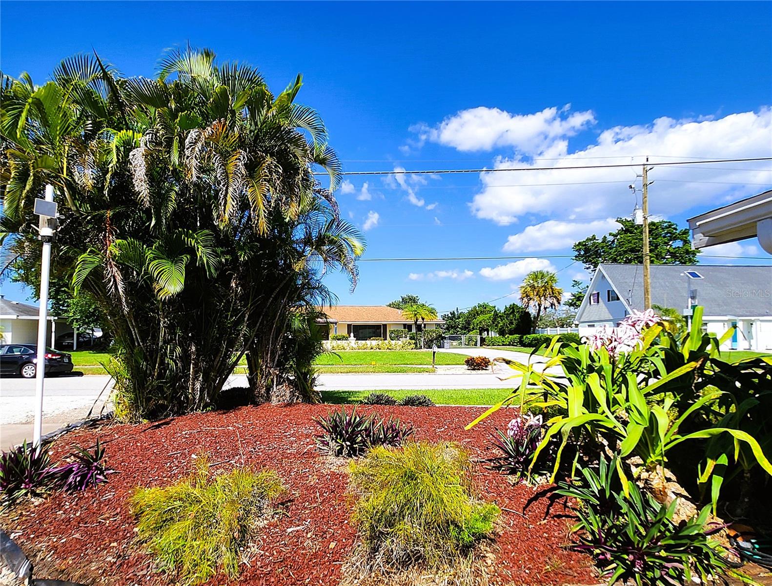 4711 26th Ave W Bradenton FL 34209: SFH, FLOOD ZONE X! NO HOA, LOT: 102W x 135D, Fully Fenced-in, 3/2, 1656sf, POOL, Propane Gas Fireplace and Water Heater, City Utilities, New Long-Lasting Rubber Mulch