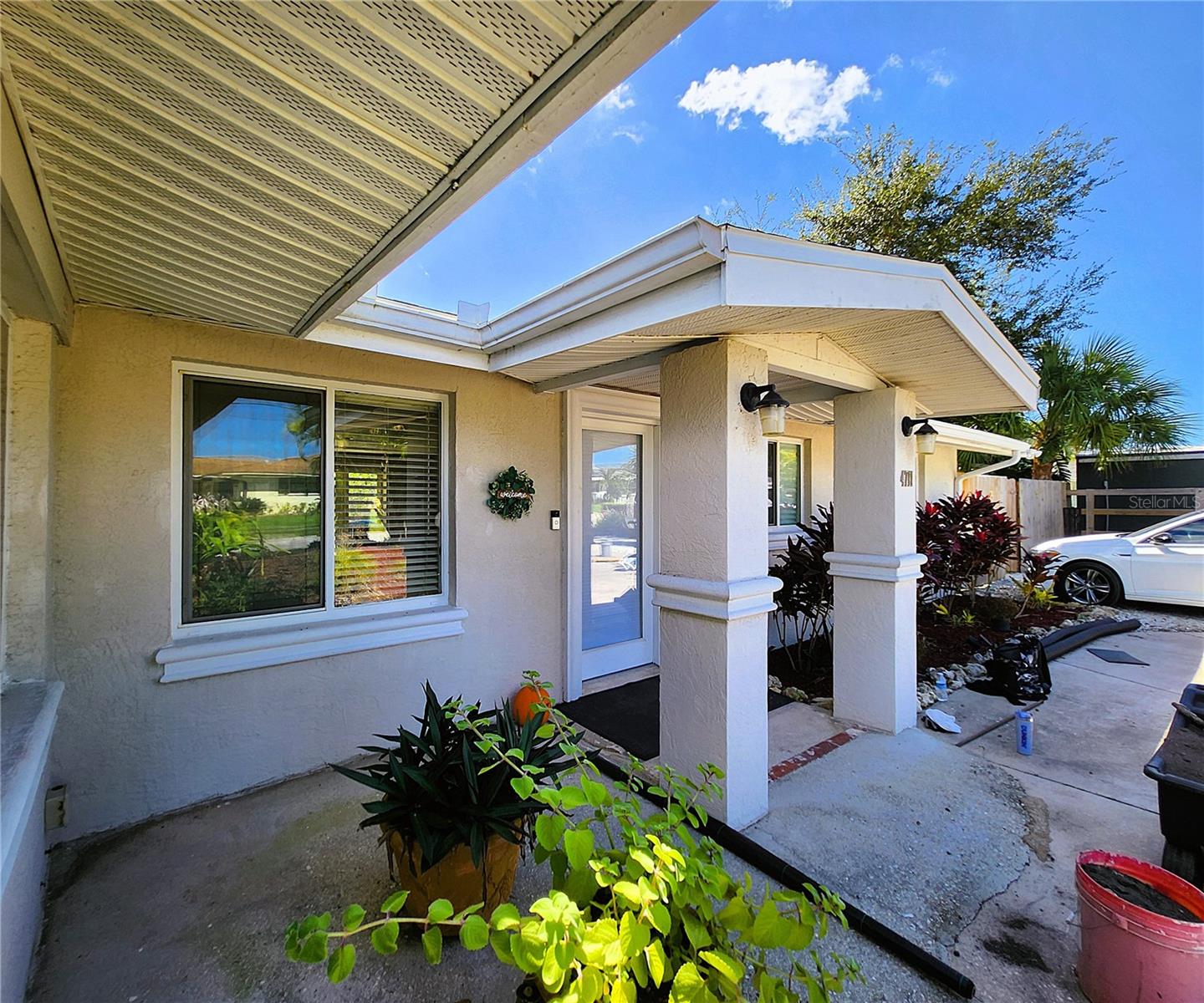 4711 26th Ave W Bradenton FL 34209: OVERHANGS at least 24"