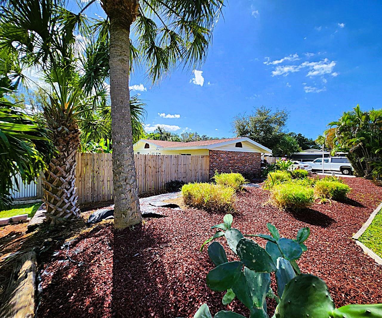 4711 26th Ave W Bradenton FL 34209: SFH, FLOOD ZONE X! NO HOA, LOT: 102W x 135D, Fully Fenced-in, 3/2, 1656sf, POOL, Propane Gas Fireplace and Water Heater, City Utilities, New Long-Lasting Rubber Mulch