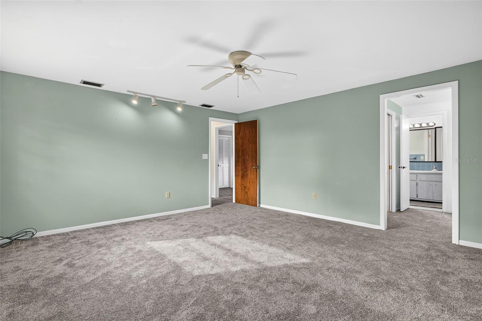 15300 LAKE IOLA ROAD, Dade City, FL 33523