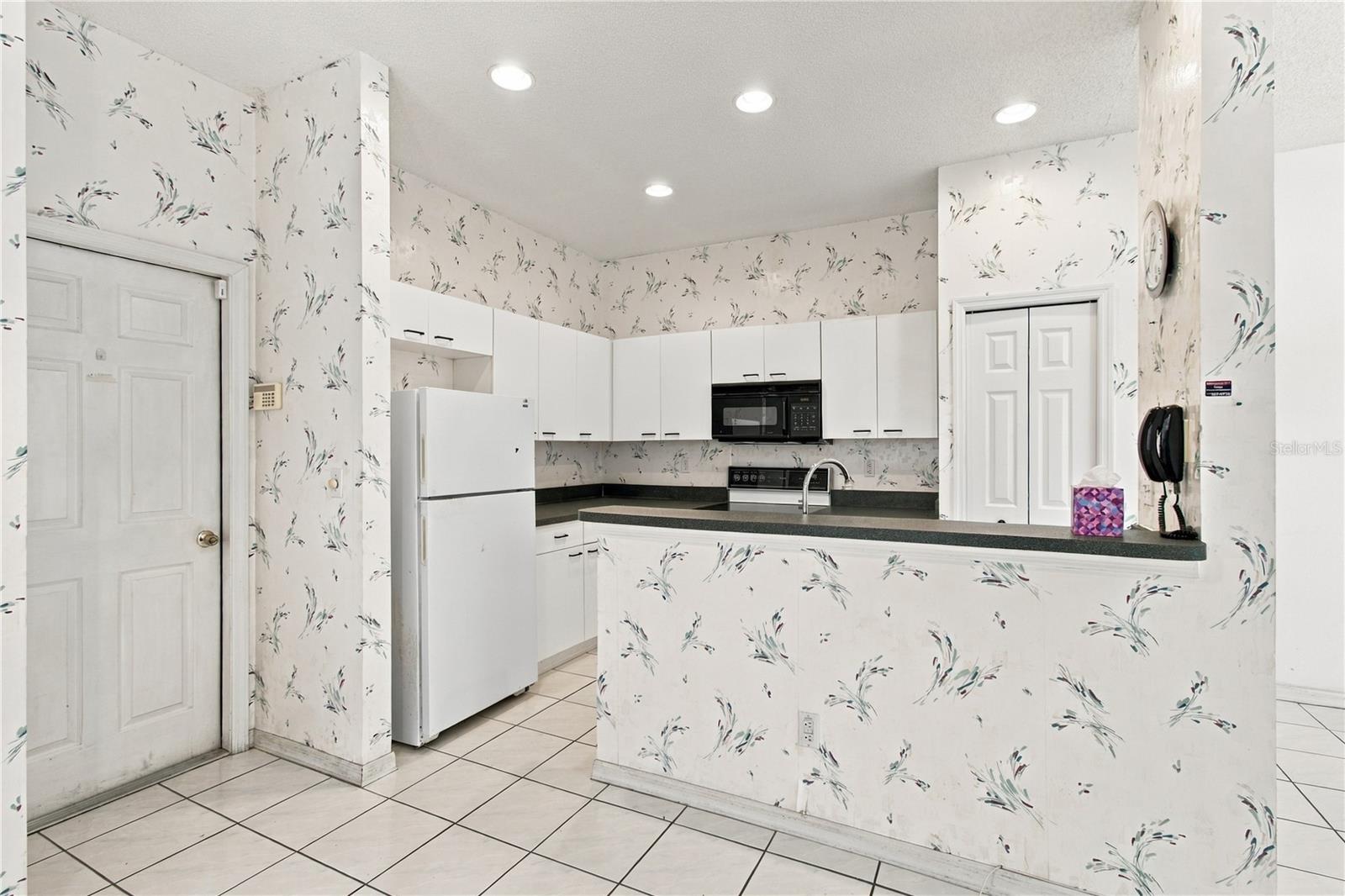 1050 STARKEY ROAD, #907, Largo, FL 33771