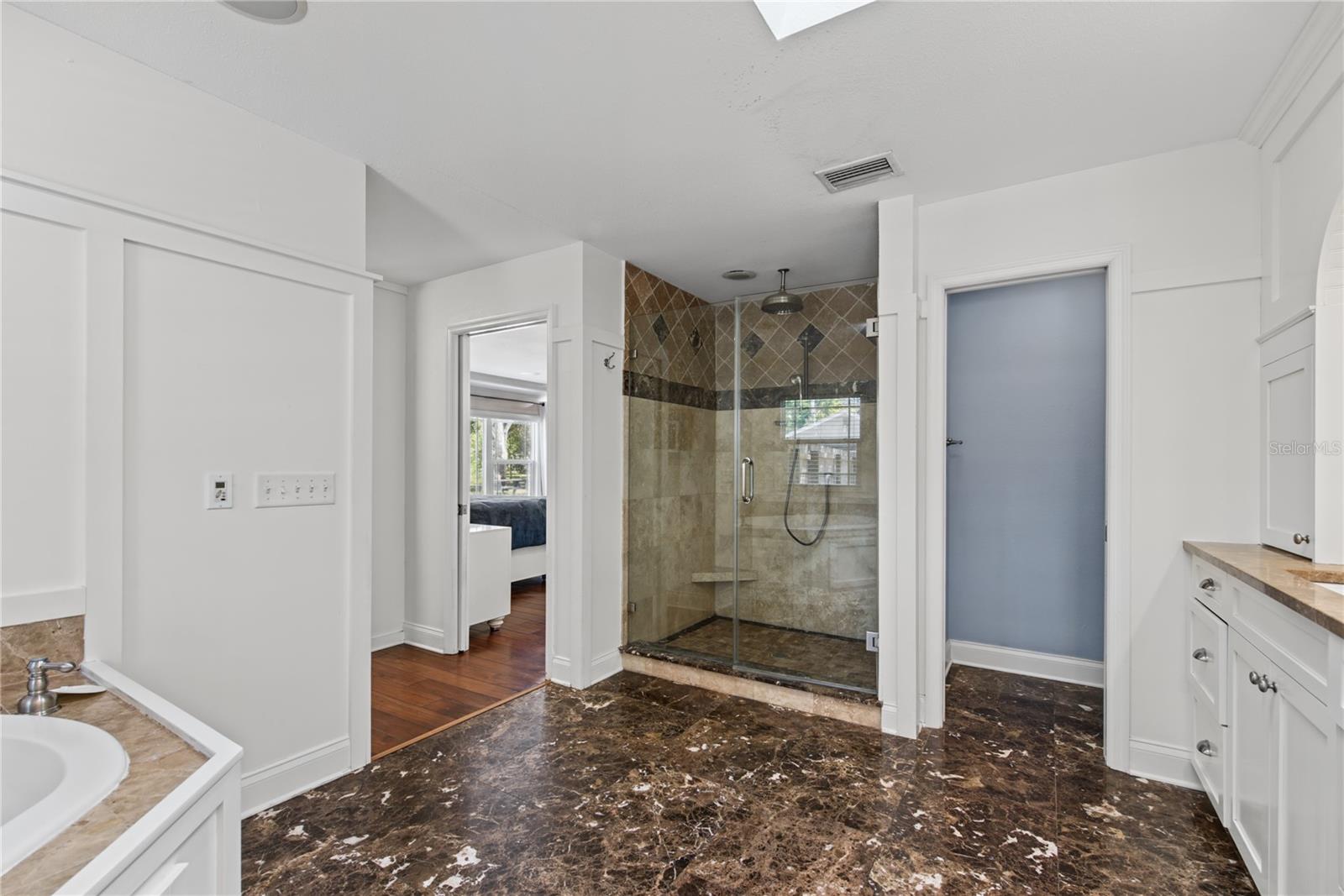 Primary bathroom (3)