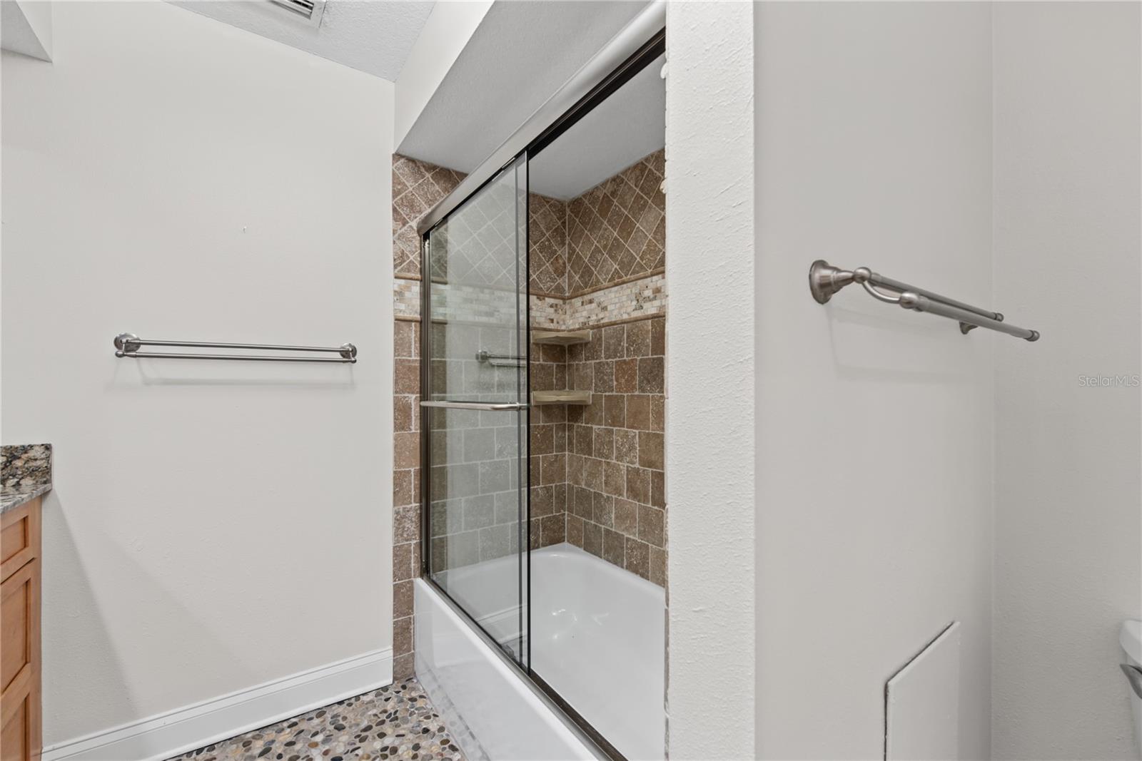 Bathroom 2 (2)