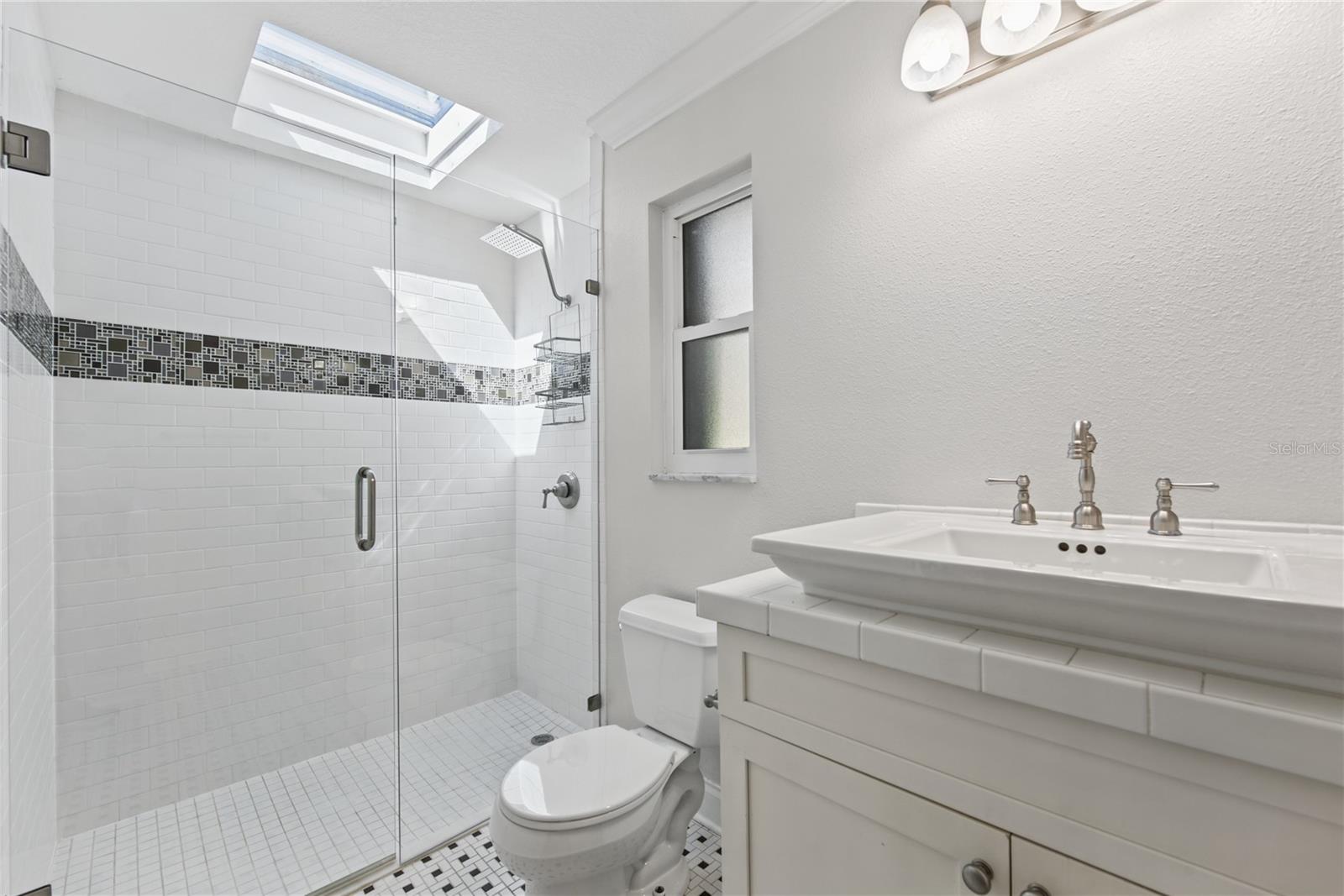 Bathroom 2 (2)
