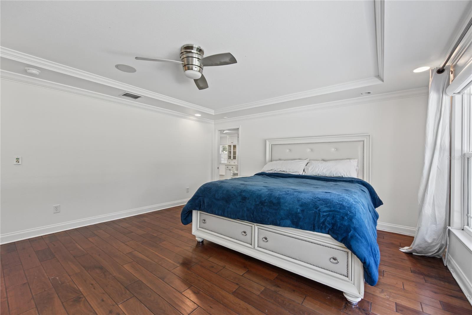 Primary bedroom (2)