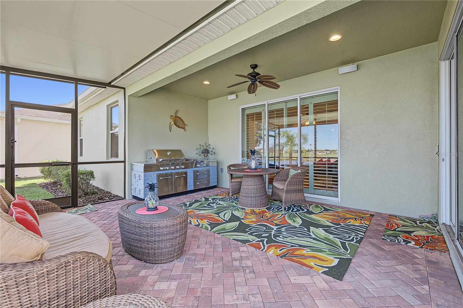 Large Lanai it entertain