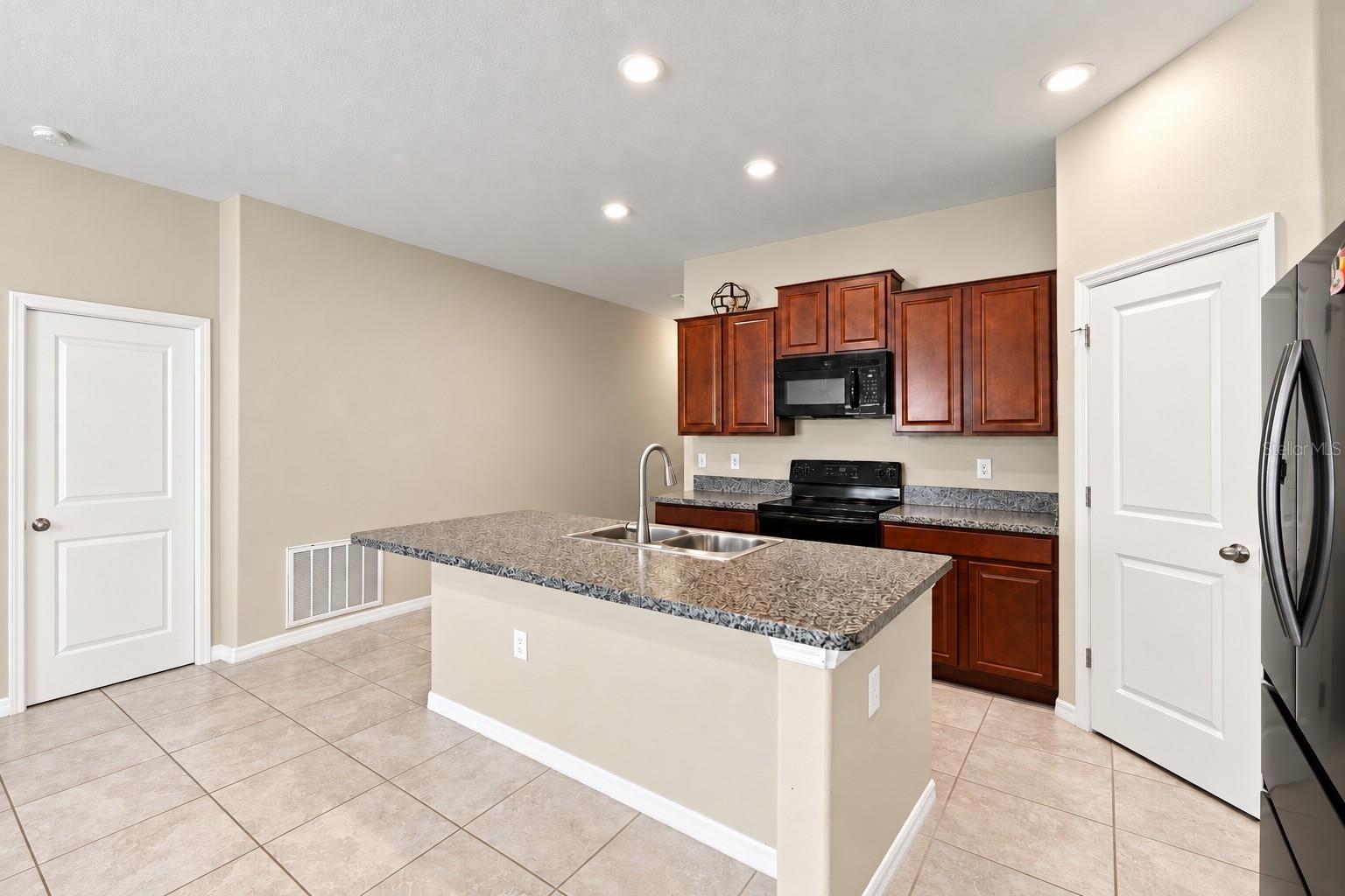 3808 KEARSNEY ABBEY CIRCLE, Dover, FL 33527