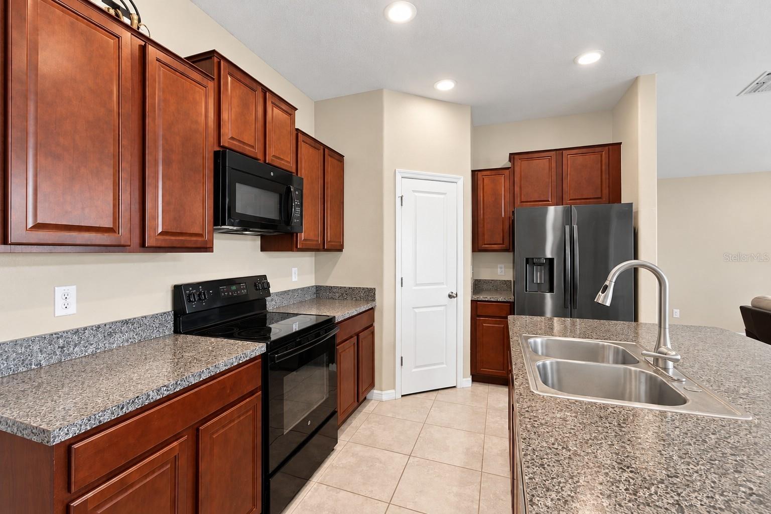 3808 KEARSNEY ABBEY CIRCLE, Dover, FL 33527