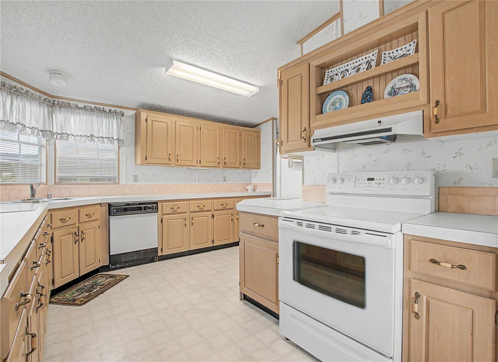 5425 BETMAR DRIVE, Zephyrhills, FL 33542 5425 BETMAR DRIVE, Zephyrhills, FL 33542