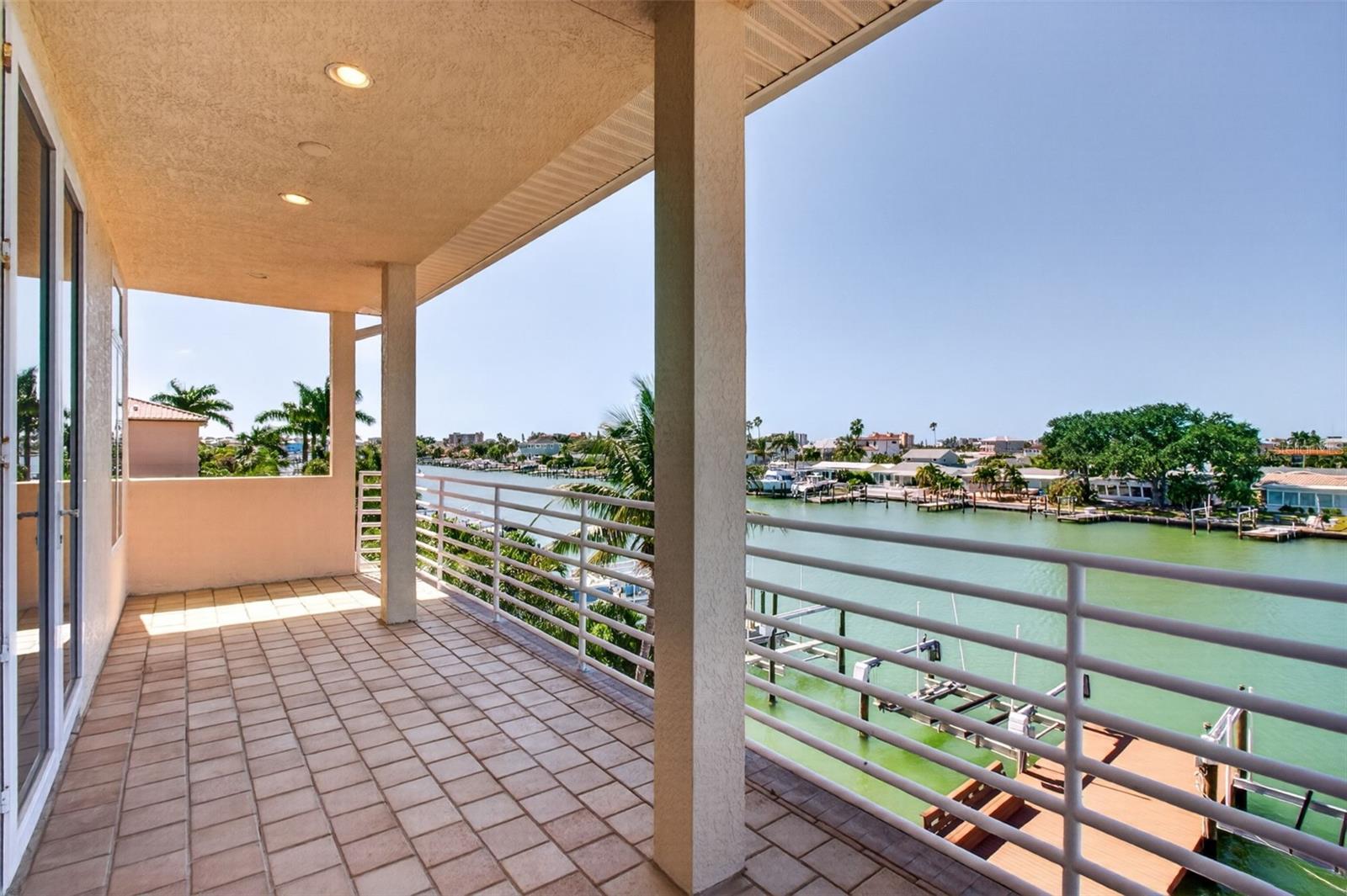 532 JOHNS PASS AVENUE, Madeira Beach, FL 33708