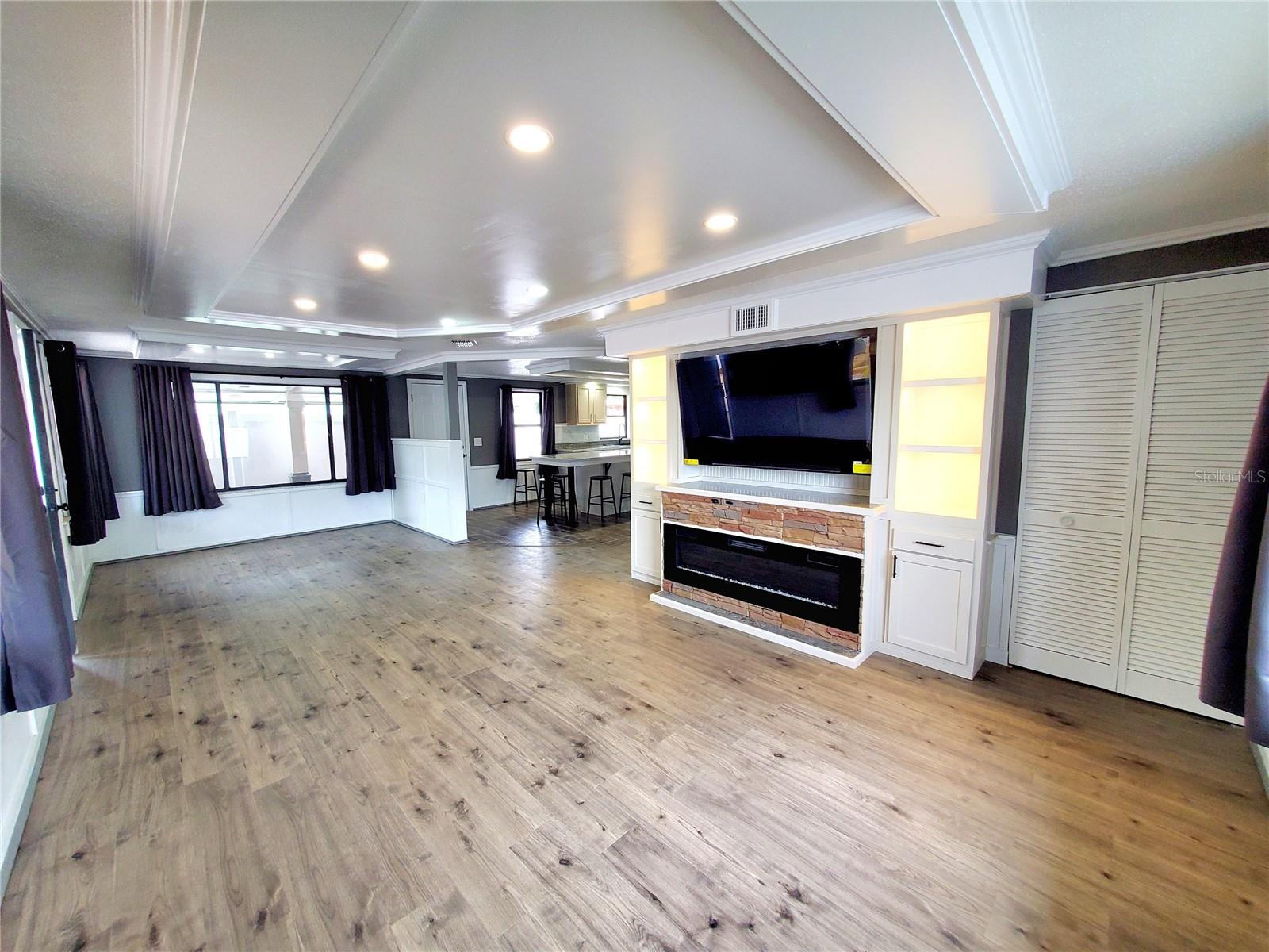 FAMILY & DINING ROOMS