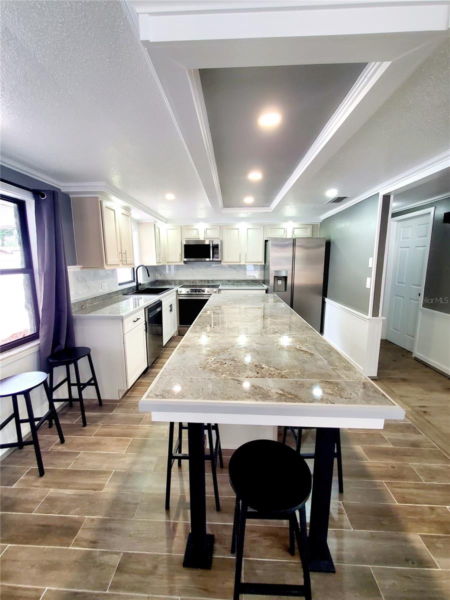 KITCHEN BAR