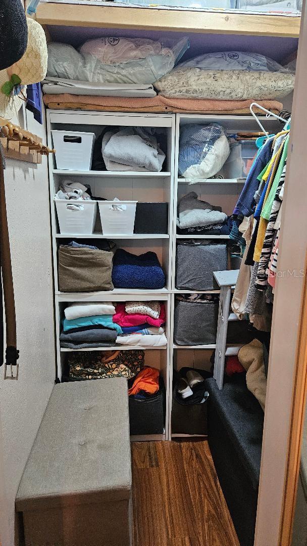 WALK IN CLOSET