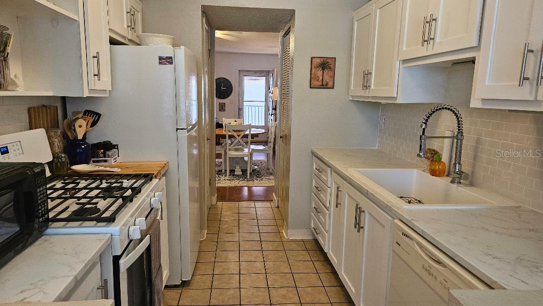 BEAUTIFUL UPDATED KITCHEN