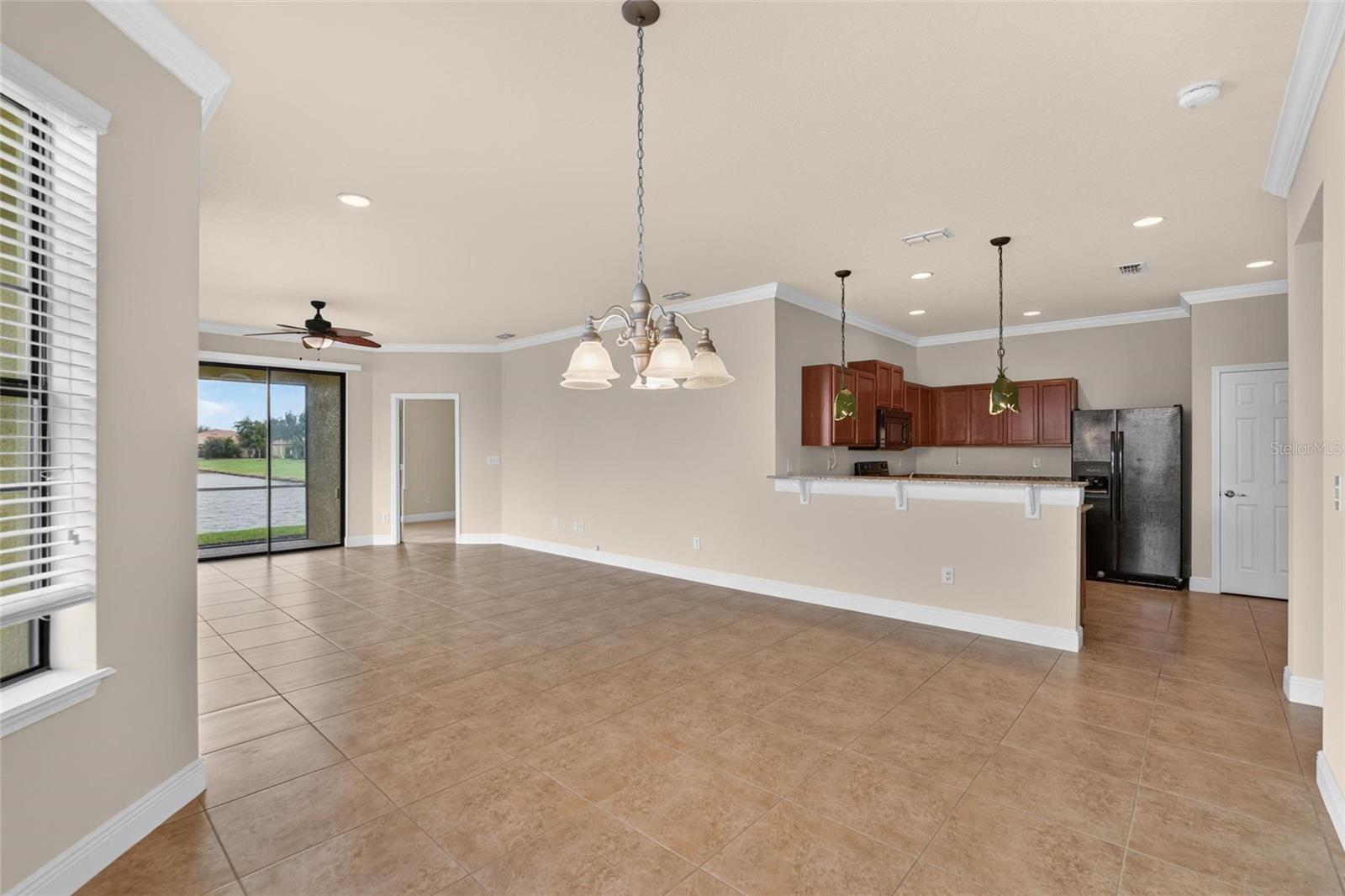 Dinning Room and breakfast bar