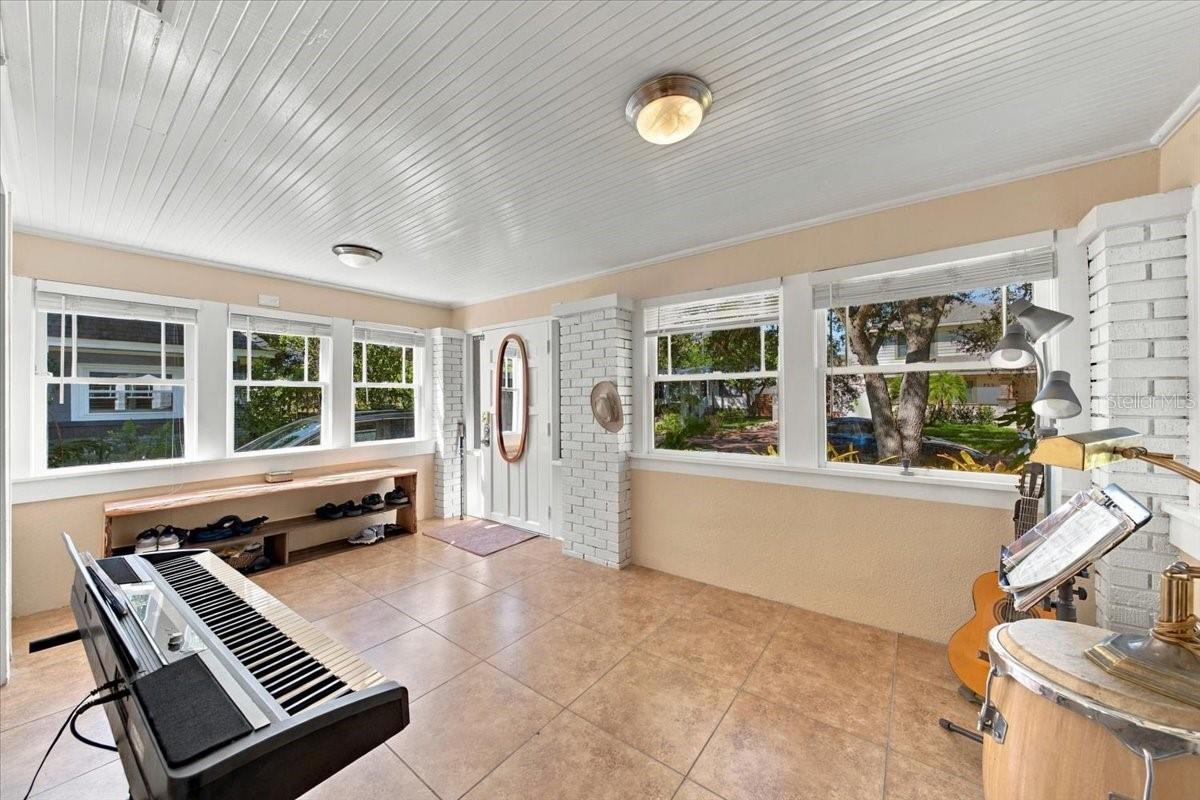 244 21ST AVENUE N, St Petersburg, FL 33704 244 21ST AVENUE N, St Petersburg, FL 33704