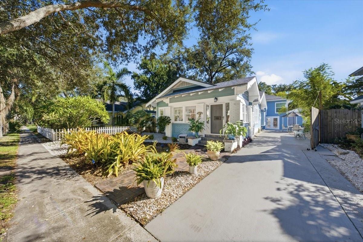Old NE Main home, ADU/Duplex, studio, a rare find! Old NE Main home, ADU/Duplex, studio, a rare find!