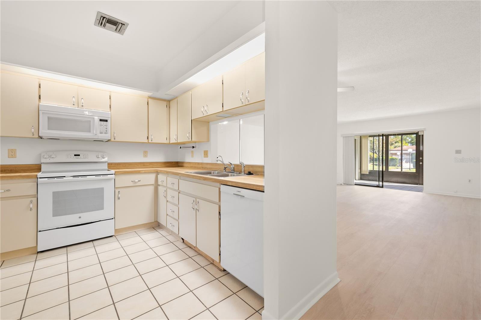 2700 NEBRASKA AVENUE, #3-103, Palm Harbor, FL 34684