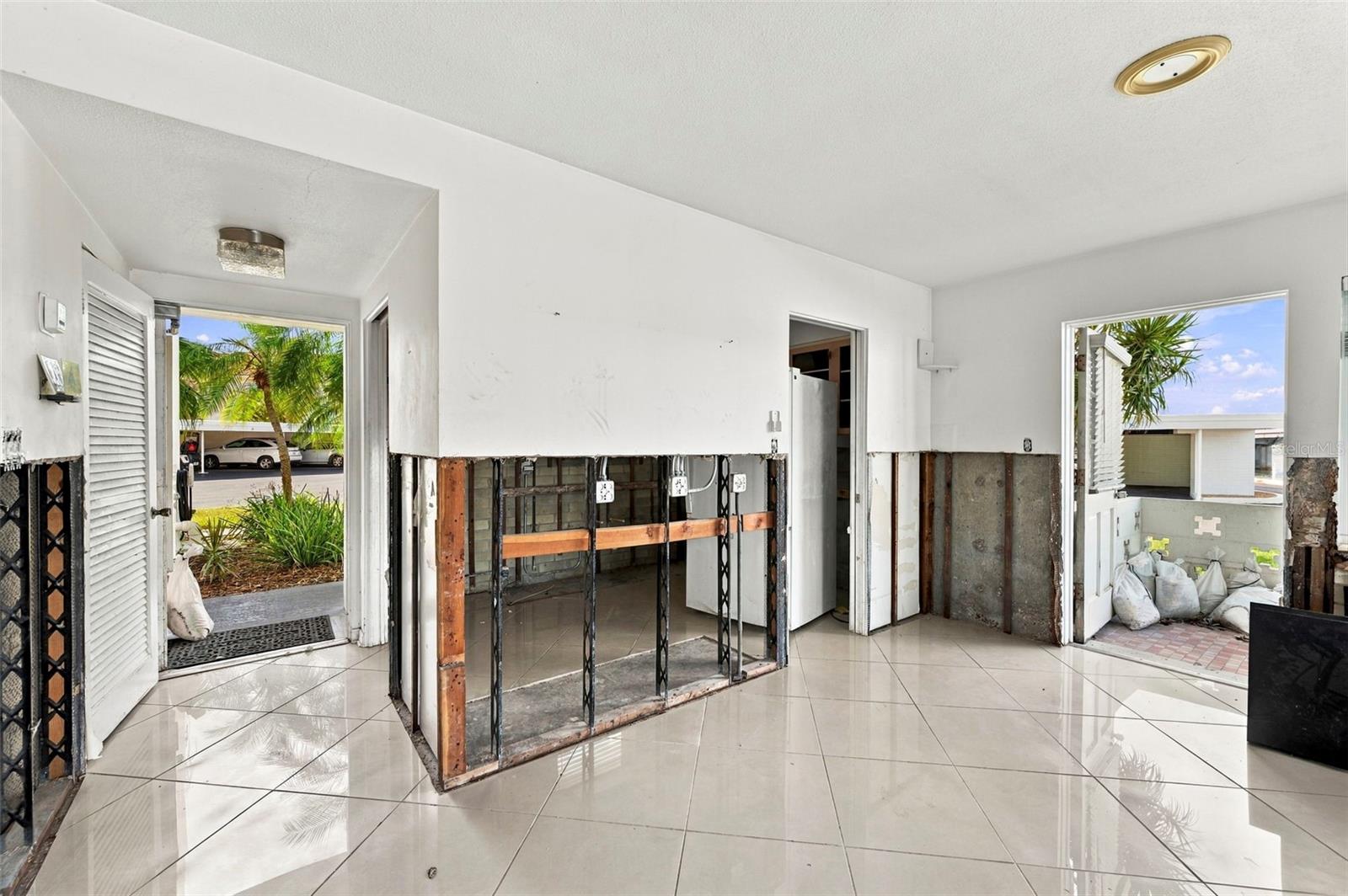 1365 SNELL ISLE BOULEVARD NE, #1A, St Petersburg, FL 33704