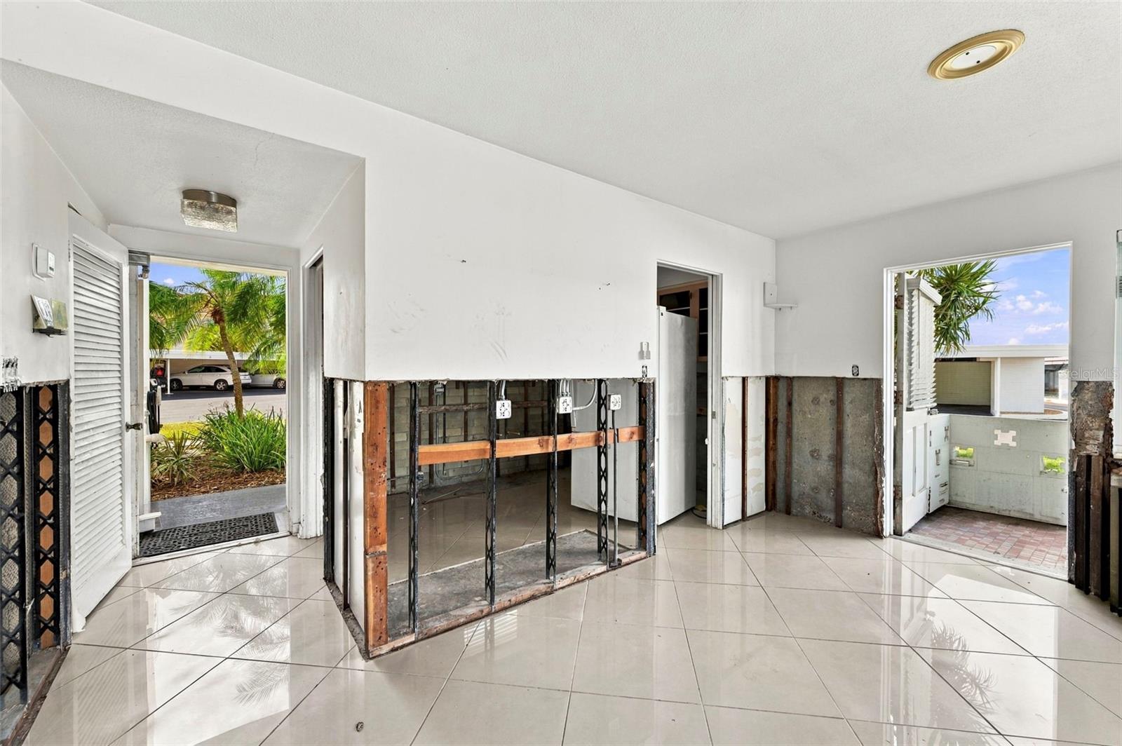1365 SNELL ISLE BOULEVARD NE, #1A, St Petersburg, FL 33704