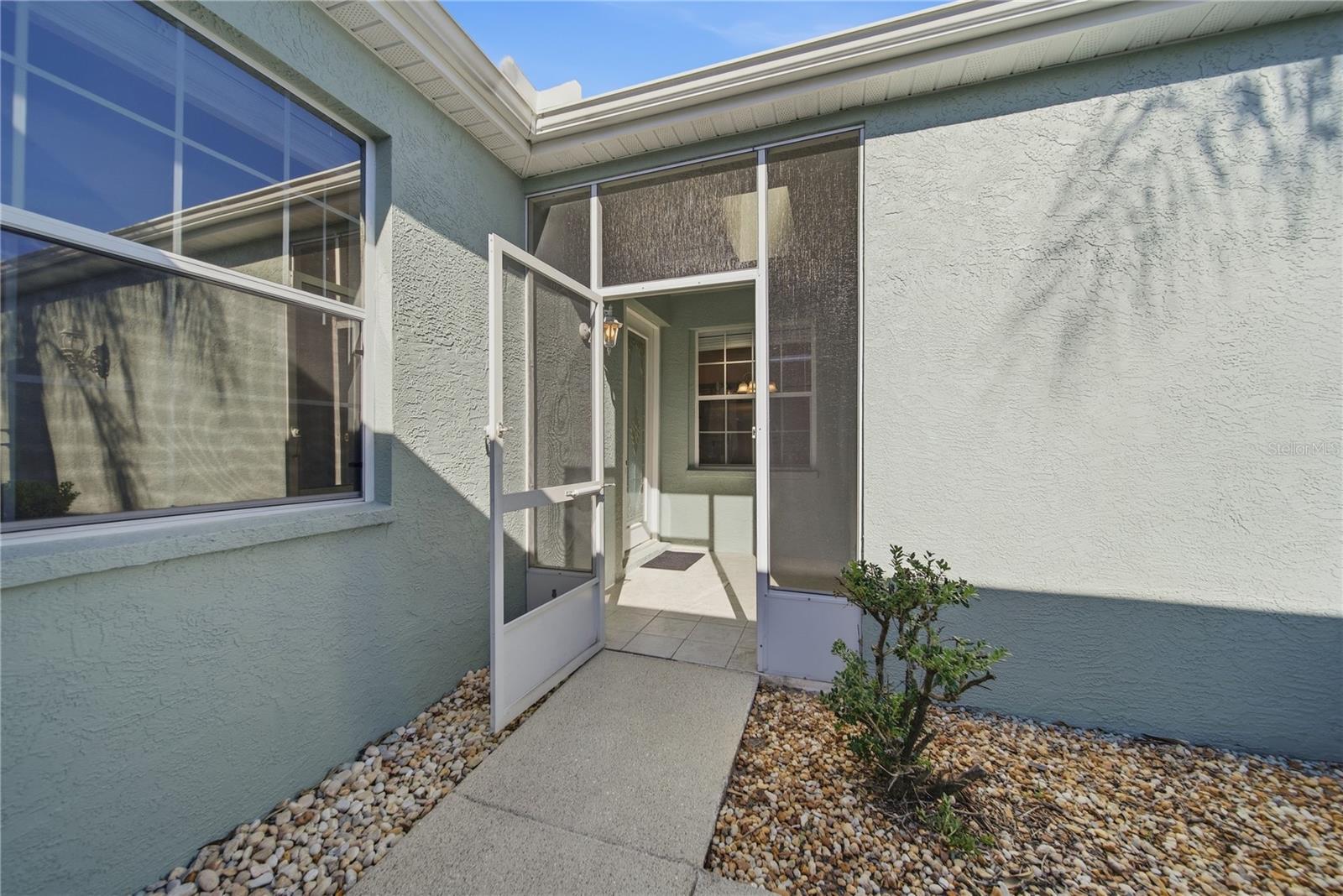 Entrance to front door is screened in