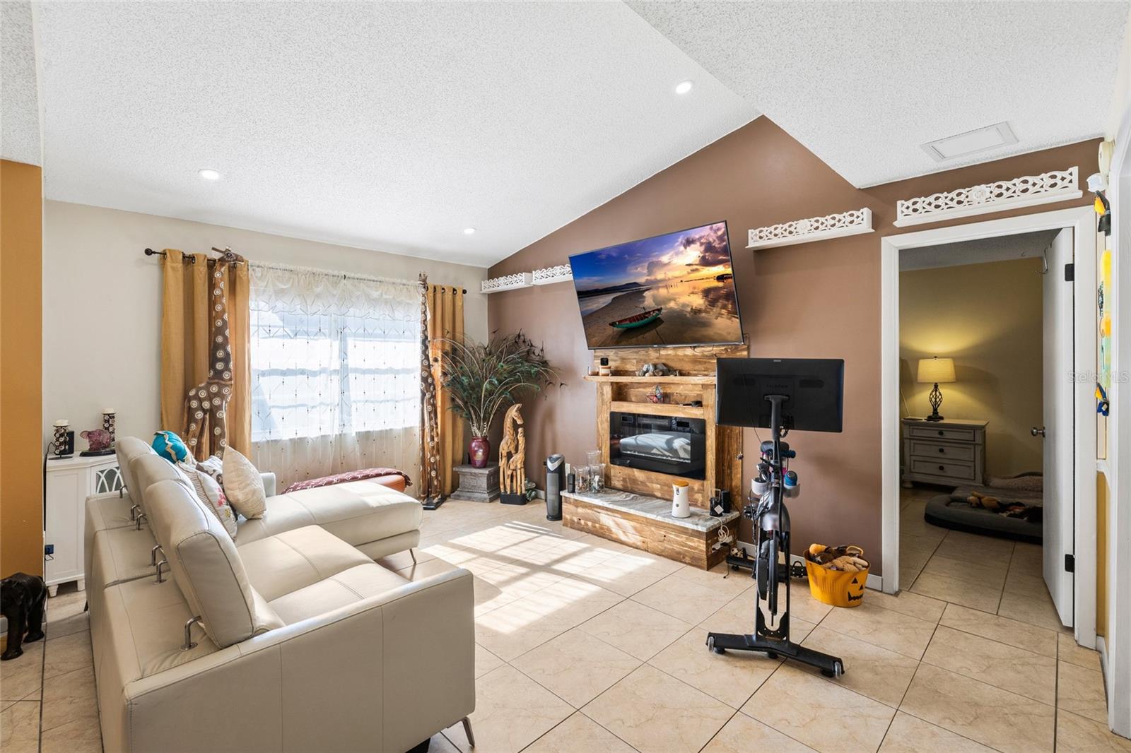 16124 RAVENDALE DRIVE, Tampa, FL 33618