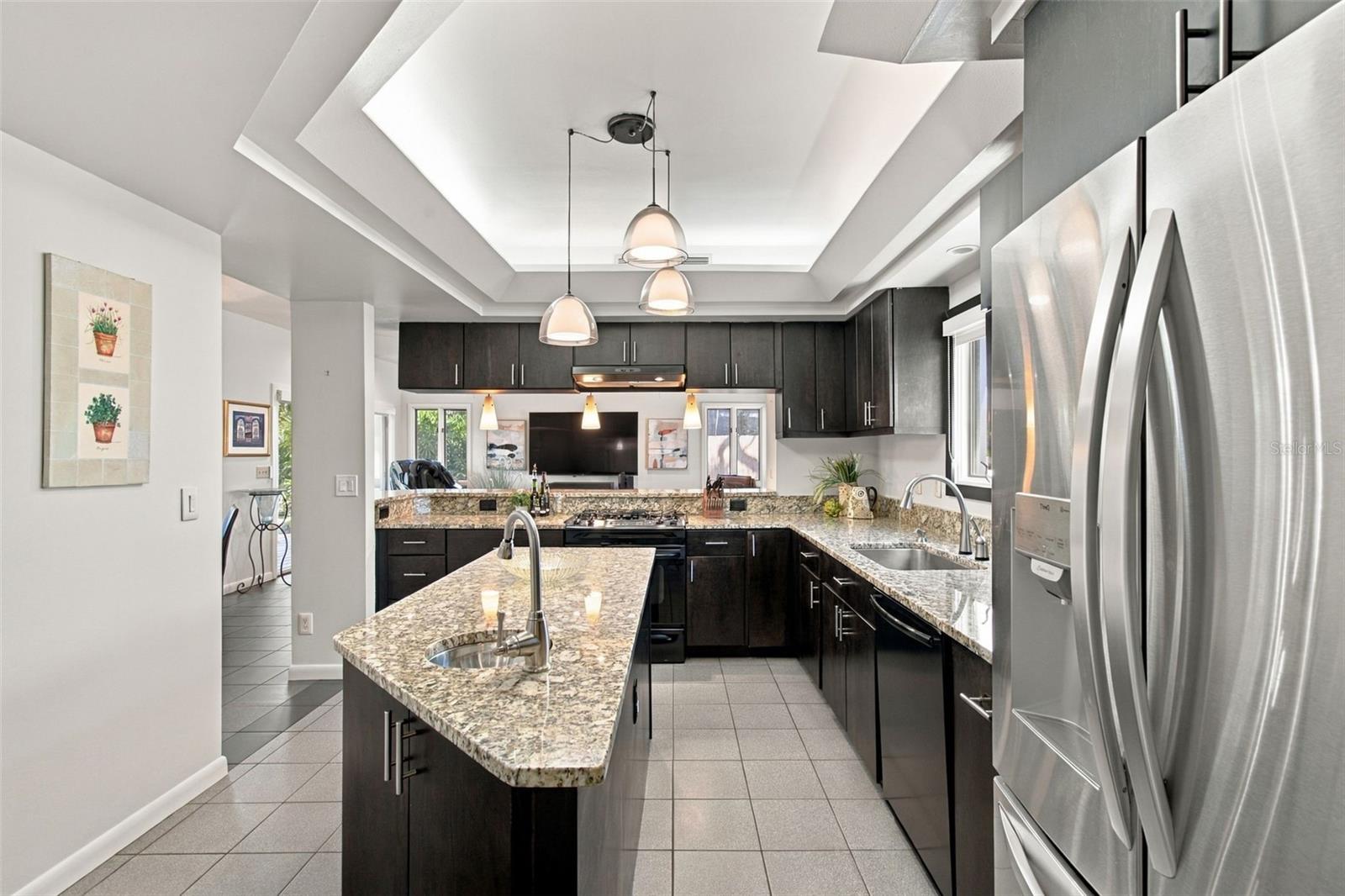 Gourmet Kitchen w/ Breakfast Nook Overlooking Family Room