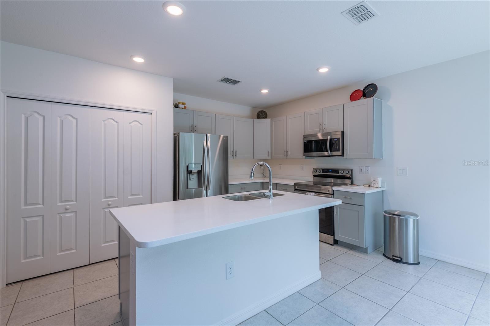 Chefs kitchen with shaker cabinets and quartz counter tops.