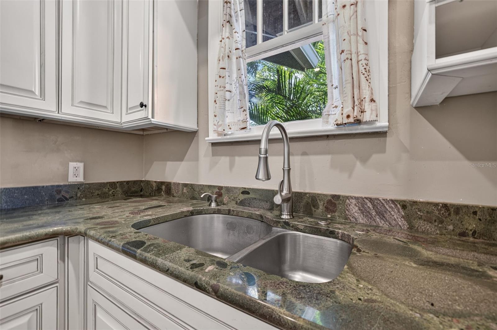 845 28TH AVENUE N, St Petersburg, FL 33704