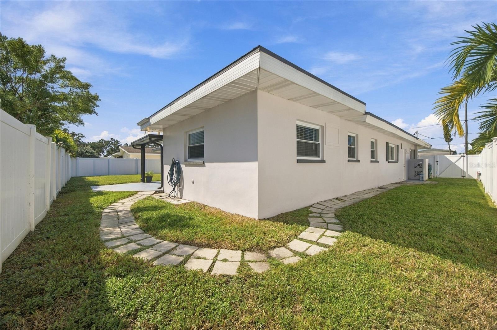 1721 HARBOR CIRCLE W, Largo, FL 33770