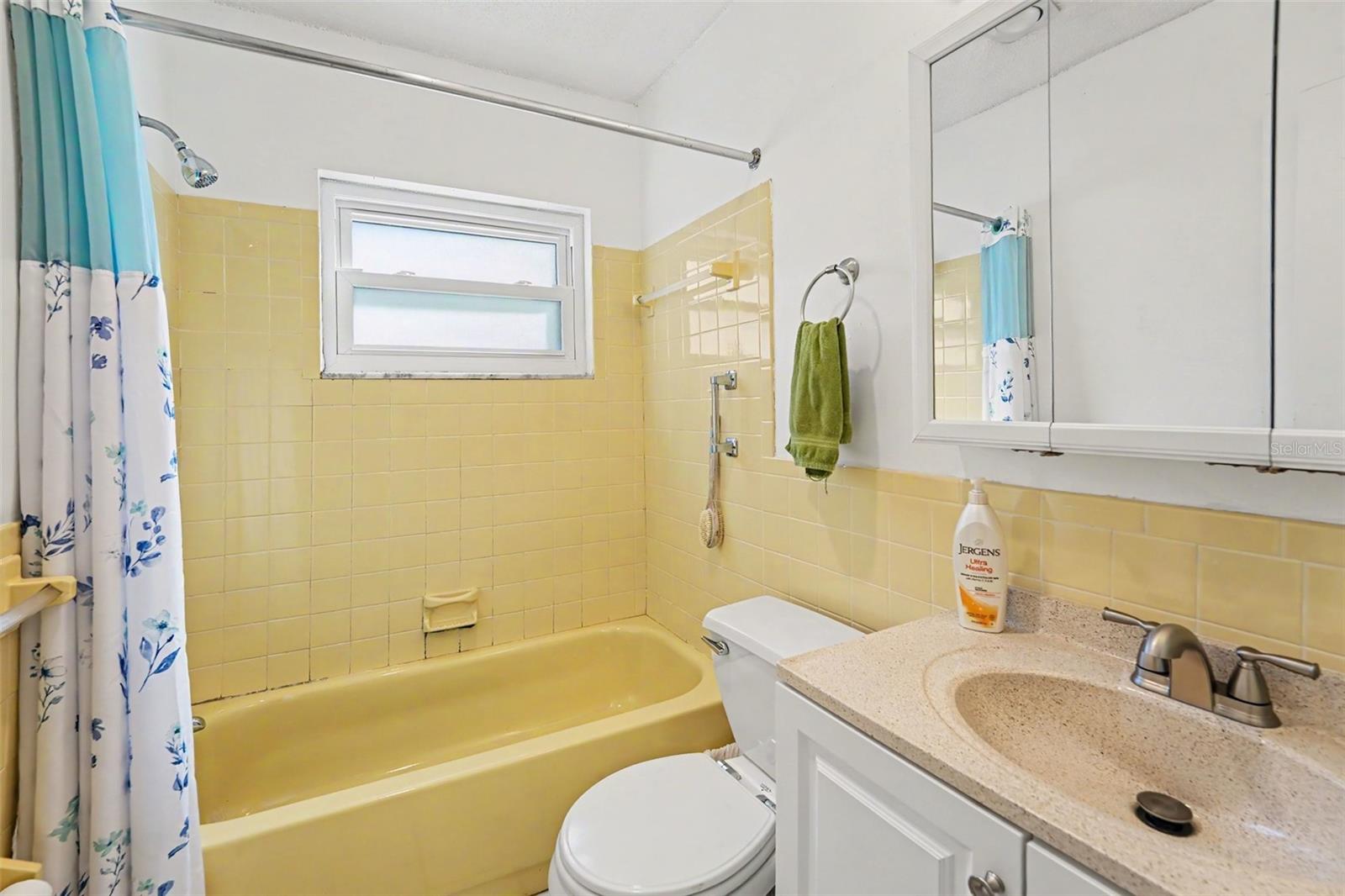 2nd Bath Room with Tub
