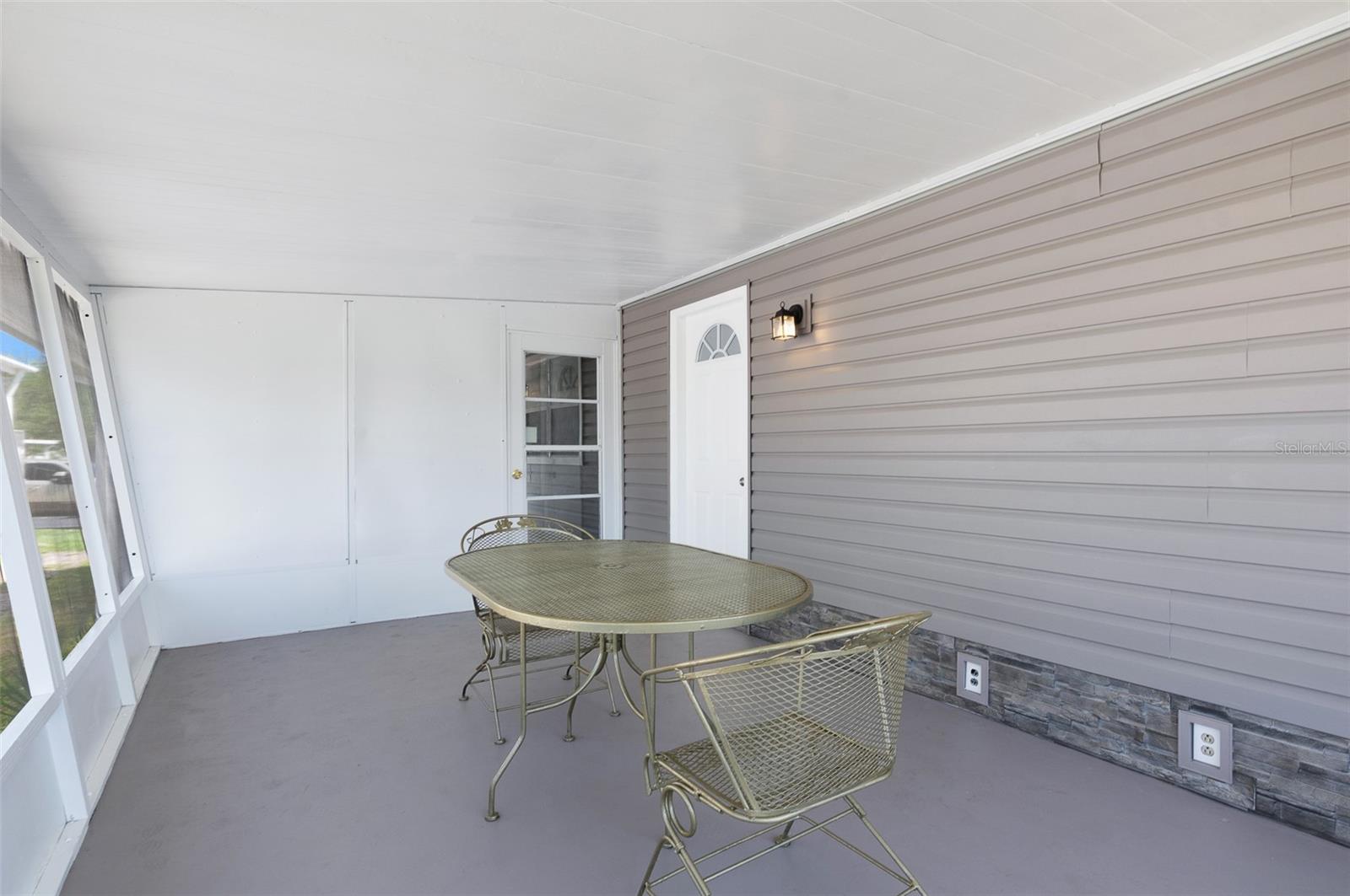 covered screened patio