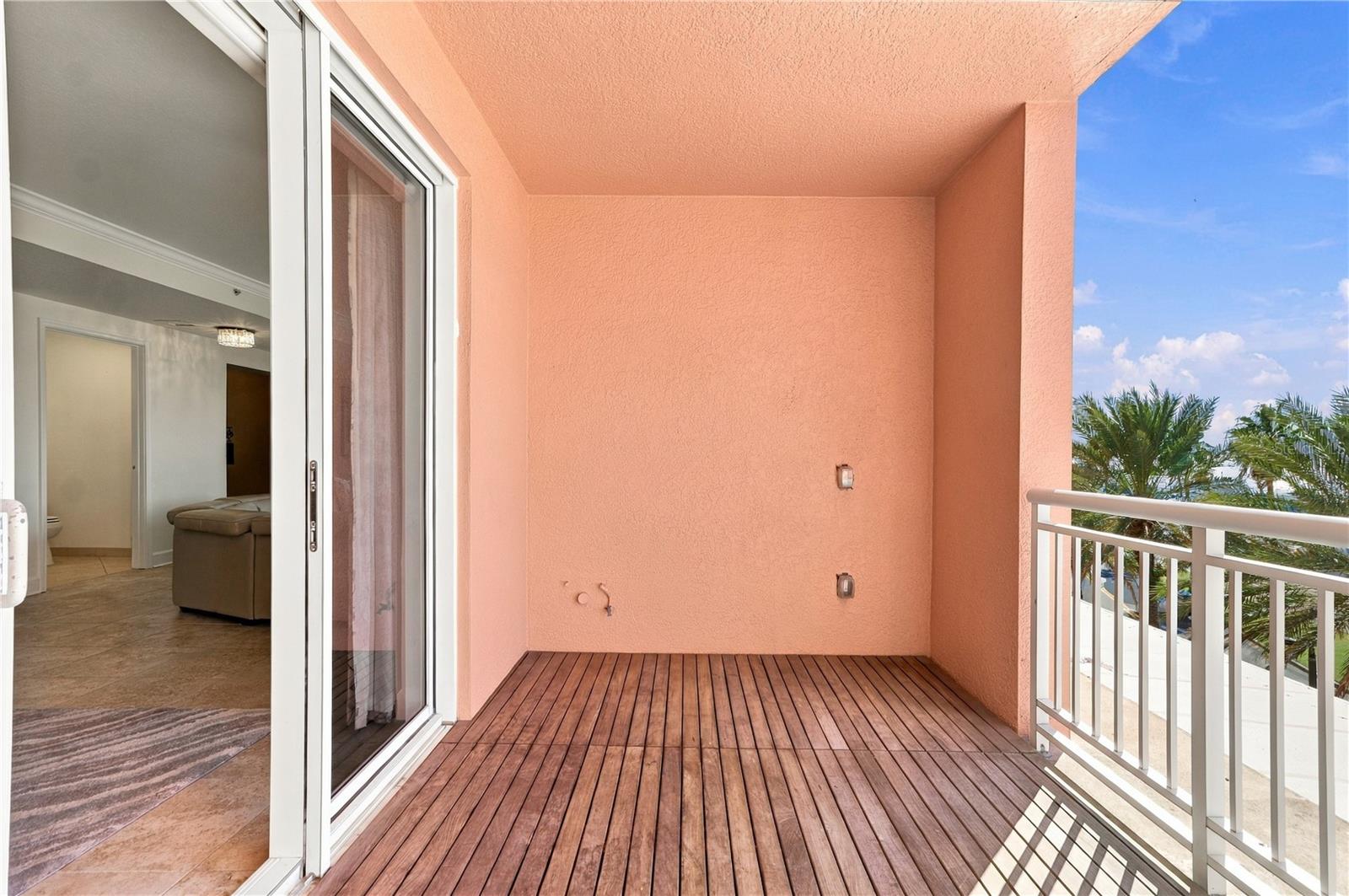 Dinning room balcony with option to buils out wet bar