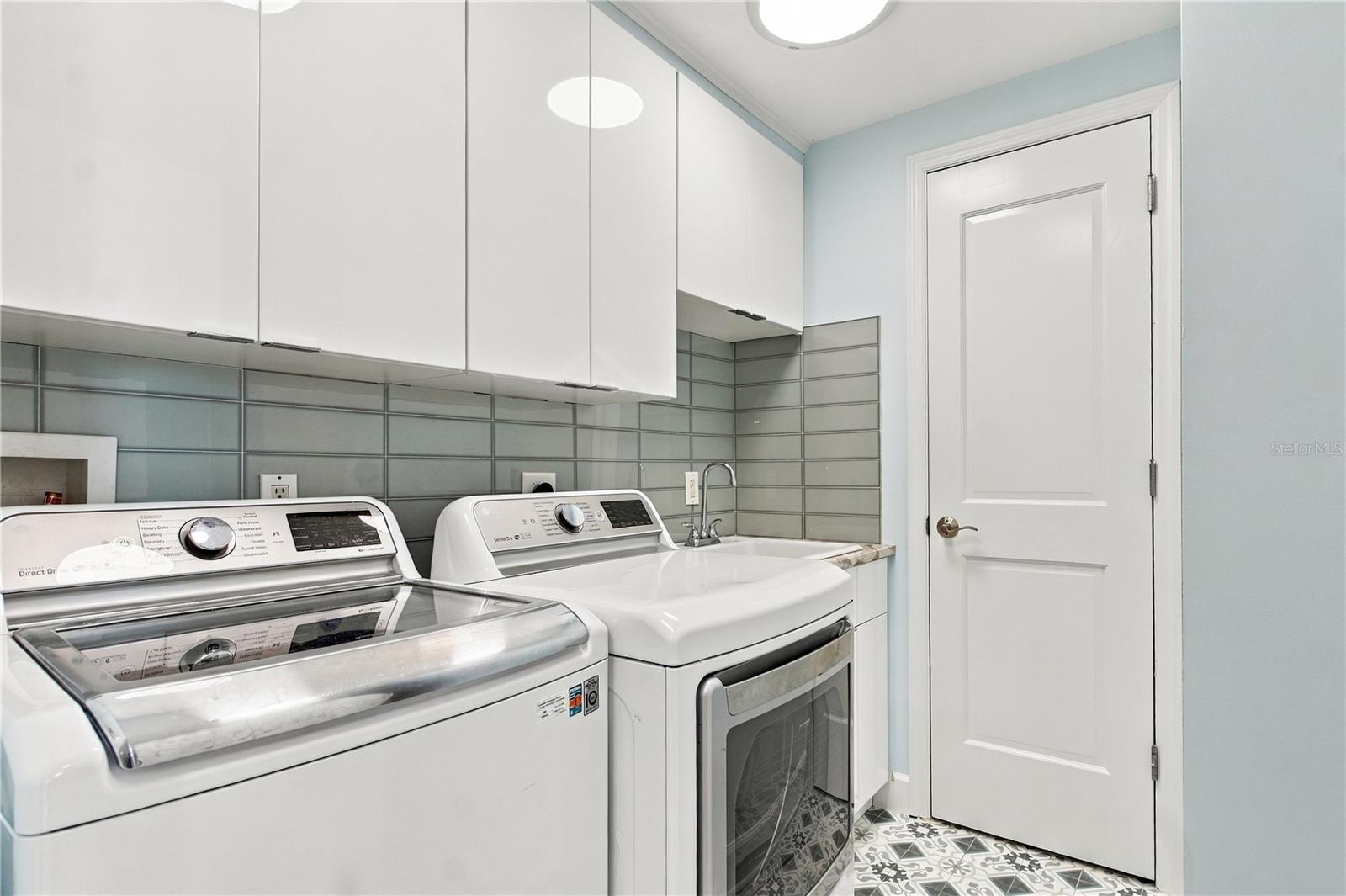 Laundry room with water heater closet & water sortner system