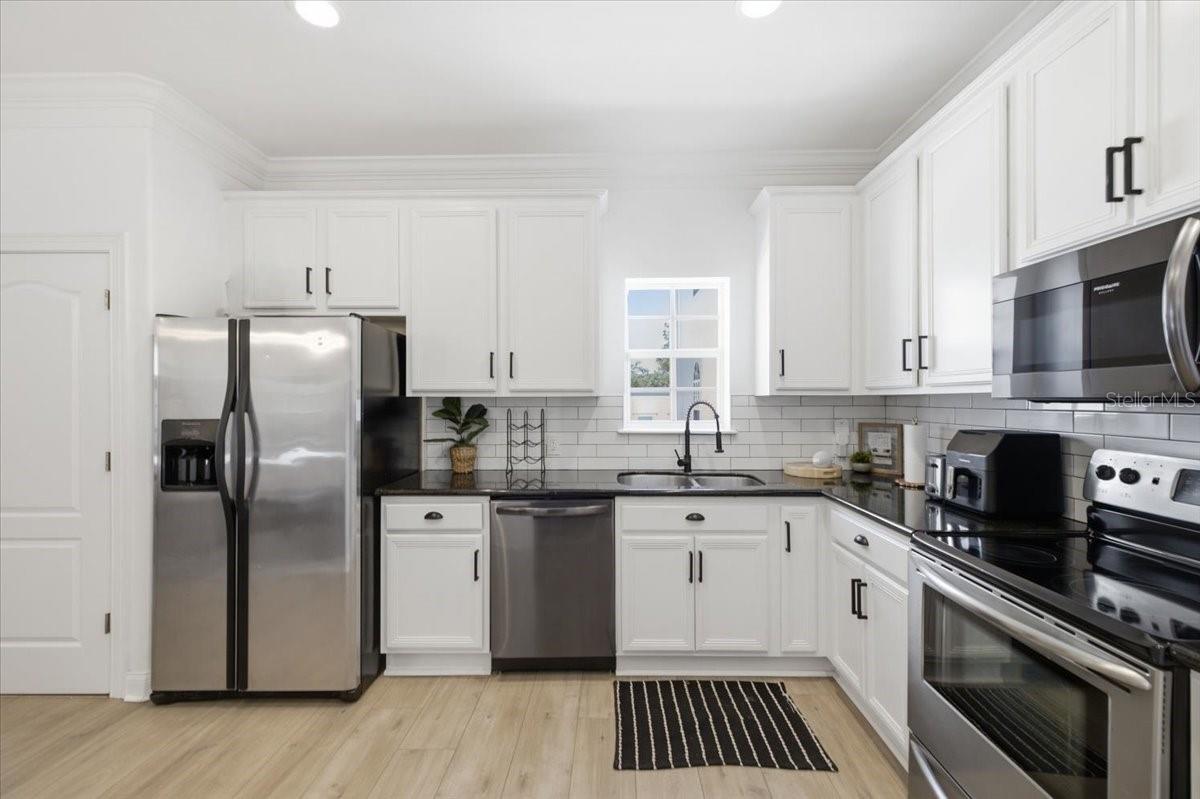 Kitchen, with granite countertops and stainless steel appliances. Kitchen, with granite countertops and stainless steel appliances.