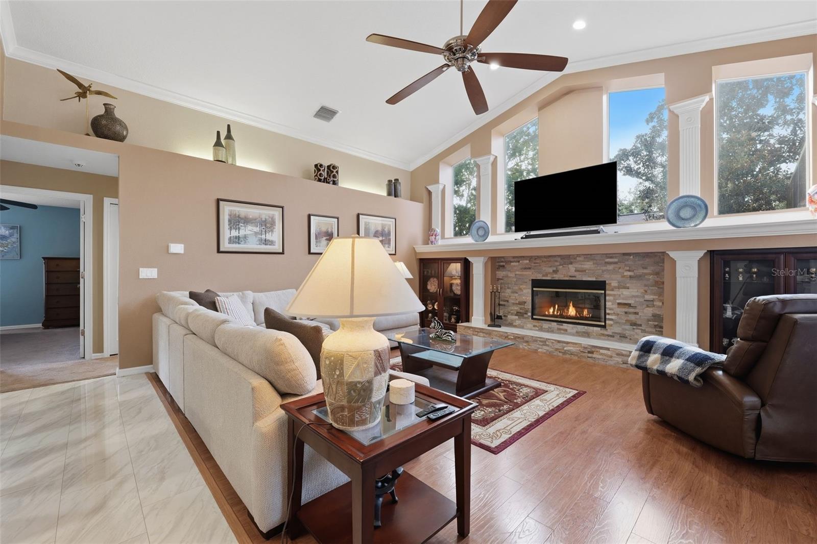 Livingroom w/ Fireplace