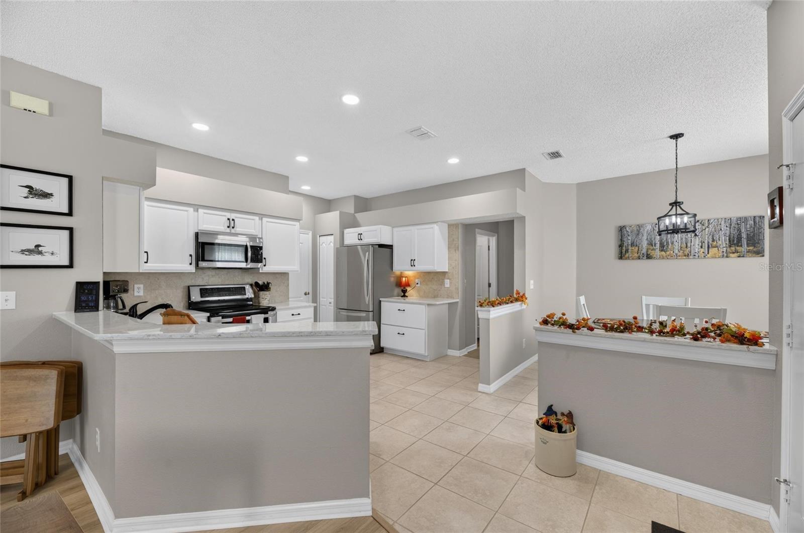 Dining area to the right of the entry