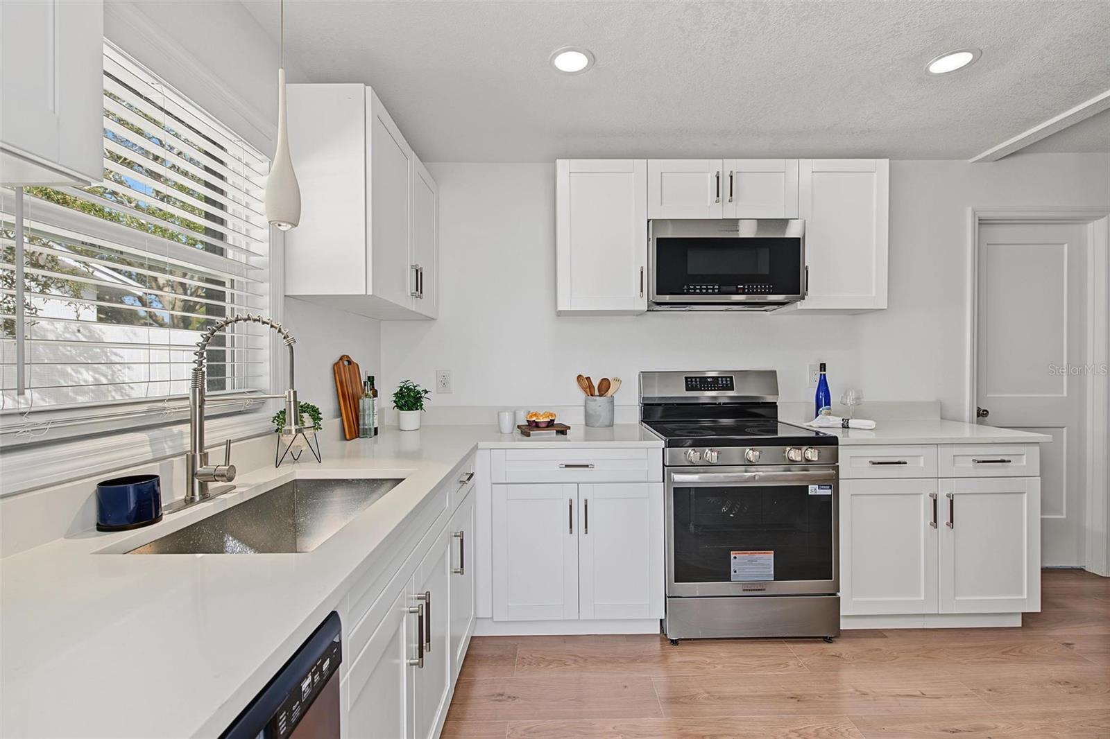 1834 NEW HAMPSHIRE AVENUE NE, St Petersburg, FL 33703
