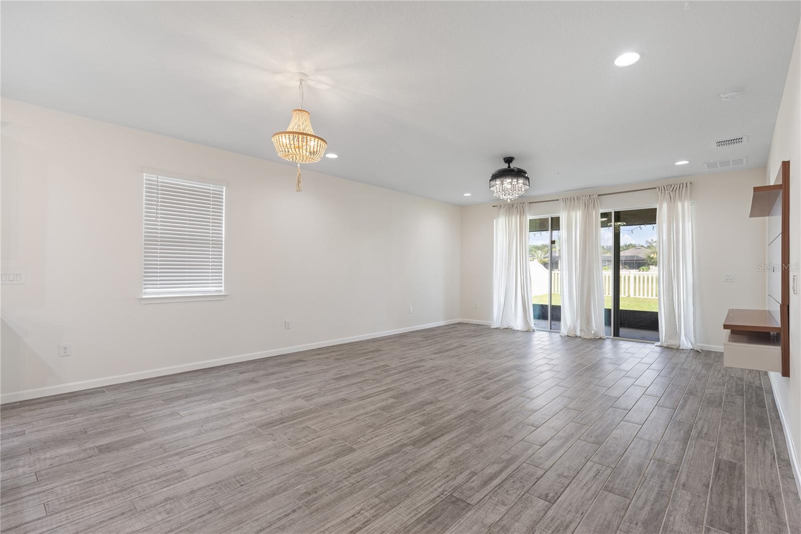 Living room pic 1